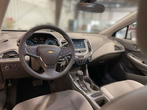 Used 2017 Chevrolet Cruze LT FWD image 17