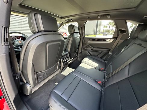Certified 2025 Porsche Cayenne E-Hybrid AWD/4WD image 33