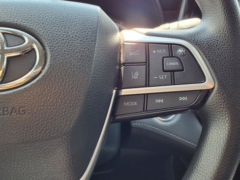 Used 2023 Toyota Highlander L FWD image 17