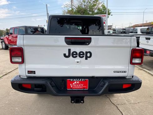 Used 2020 Jeep Gladiator Sport w/ Quick Order Package 24S AWD/4WD image 4