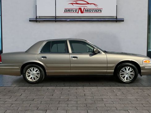Used 2003 Ford Crown Victoria LX image 3