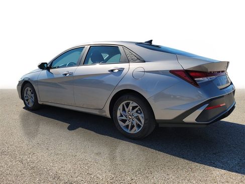 Used 2024 Hyundai Elantra SEL image 3