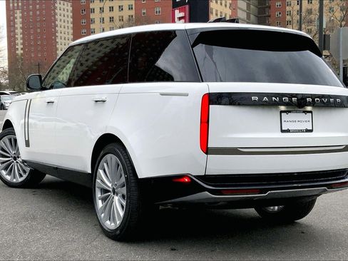 New 2026 Land Rover Range Rover Long Wheelbase SE image 12