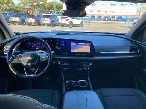 Used 2025 Chevrolet Traverse LT image 3