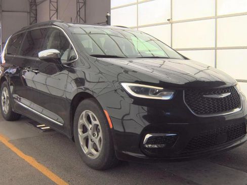 Used 2023 Chrysler Pacifica Limited image 2