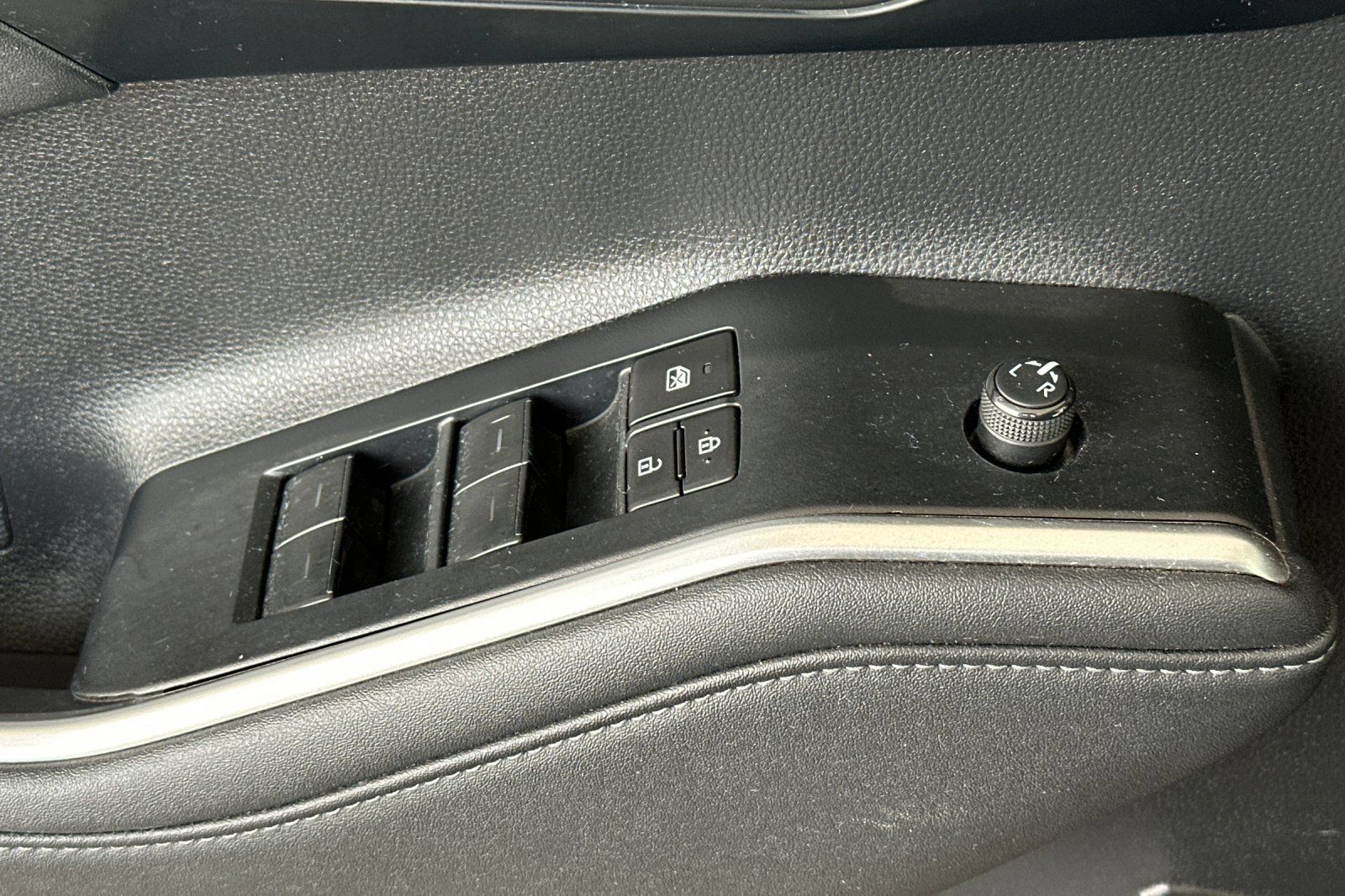Used 2023 Toyota Highlander XLE AWD/4WD image 12