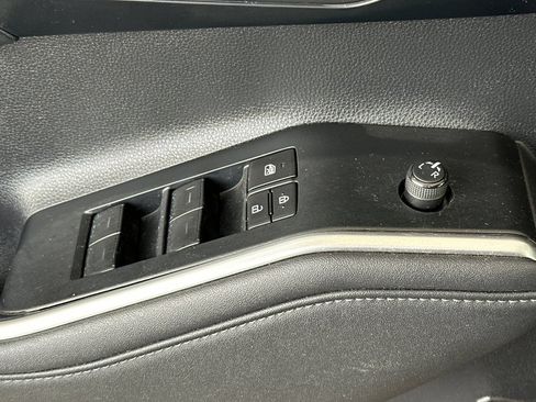 Used 2023 Toyota Highlander XLE AWD/4WD image 12