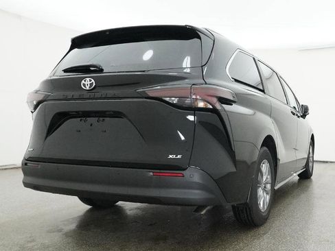 New 2026 Toyota Sienna XLE FWD image 2