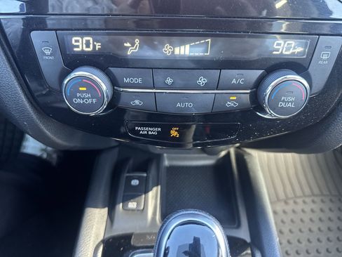 Used 2020 Nissan Rogue SV w/ Premium Package image 18