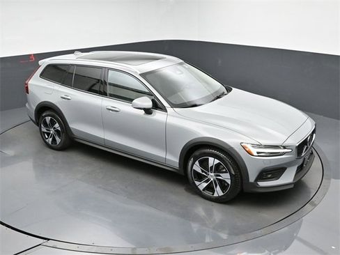 Used 2024 Volvo V60 B5 Cross Country Plus image 43