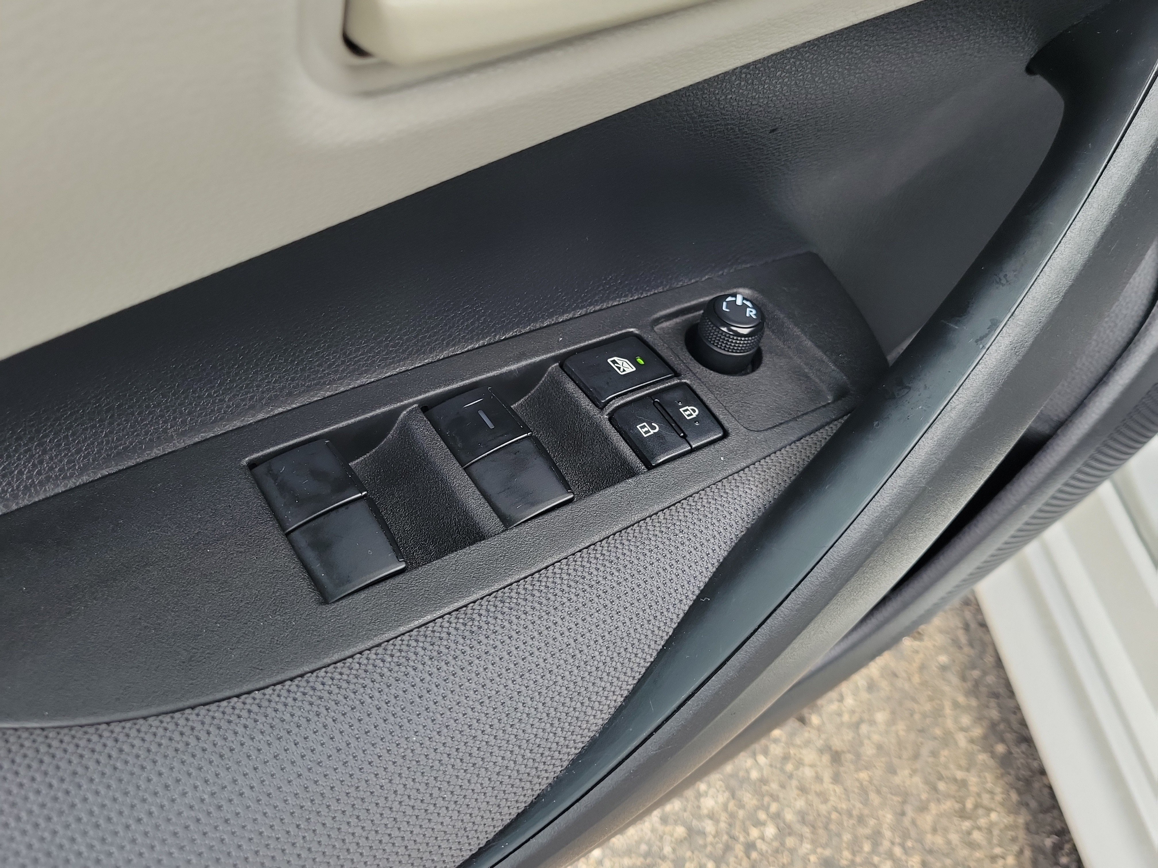 Used 2022 Toyota Corolla LE FWD image 17