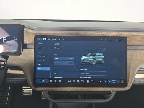 Used 2025 Rivian R1S Premium image 29