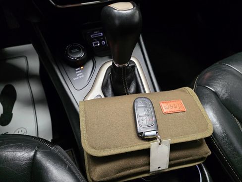 Used 2016 Jeep Cherokee Limited image 26