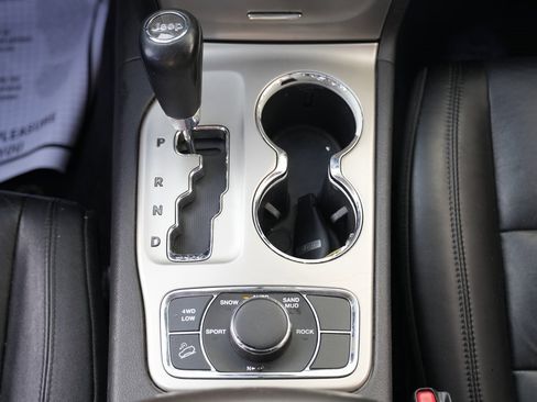 Used 2011 Jeep Grand Cherokee Laredo image 38