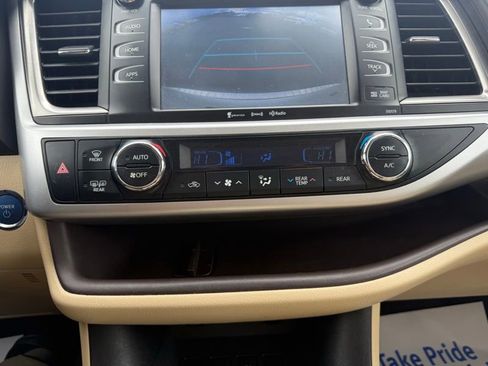 Used 2017 Toyota Highlander XLE AWD/4WD image 29