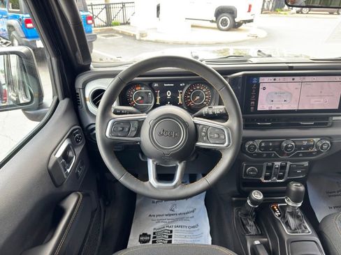 Used 2025 Jeep Wrangler Unlimited Sahara AWD/4WD image 32