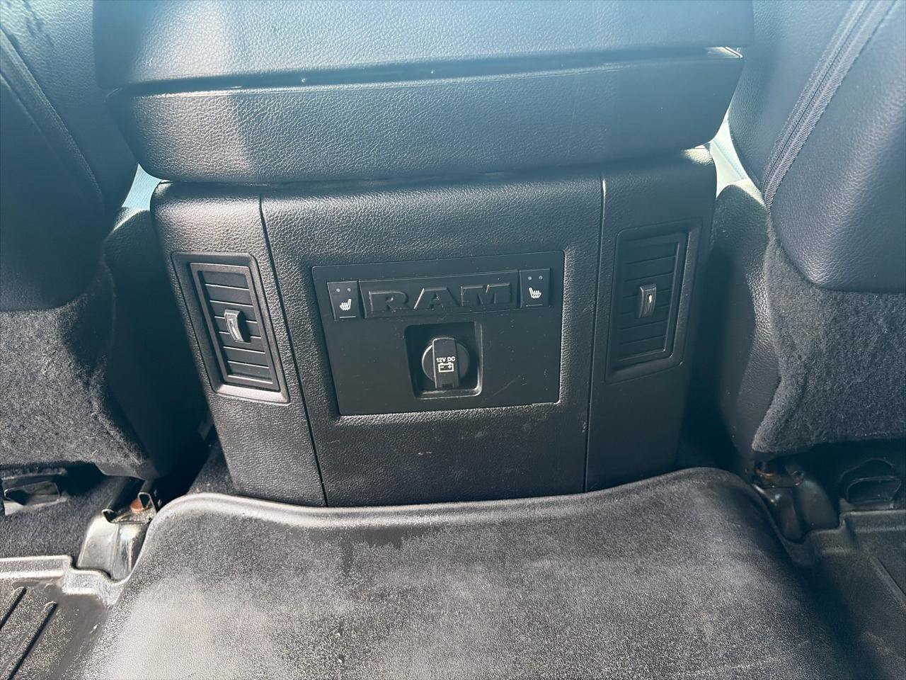 Used 2018 RAM 3500 Laramie w/ Convenience Group AWD/4WD image 16