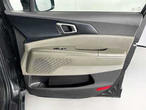 Used 2025 Kia Carnival FWD image 34