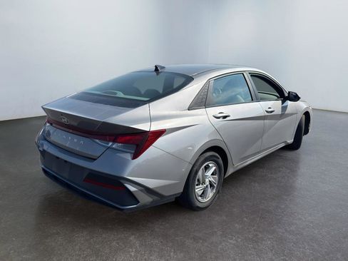 Certified 2024 Hyundai Elantra SE image 5