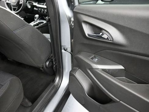 Used 2025 Chevrolet Trax LS w/ LS Convenience Package FWD image 20