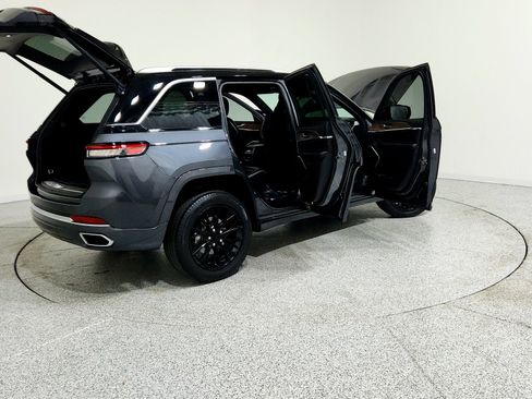 Used 2022 Jeep Grand Cherokee Summit image 7