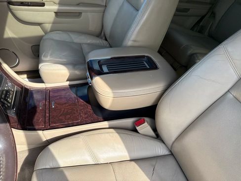 Used 2011 Cadillac Escalade 4WD Hybrid image 31