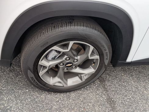 Certified 2025 Chevrolet Trax LT w/ LT Convenience Package image 12