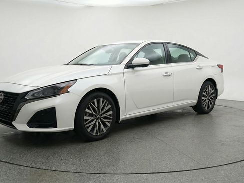 Used 2025 Nissan Altima 2.5 SV image 3