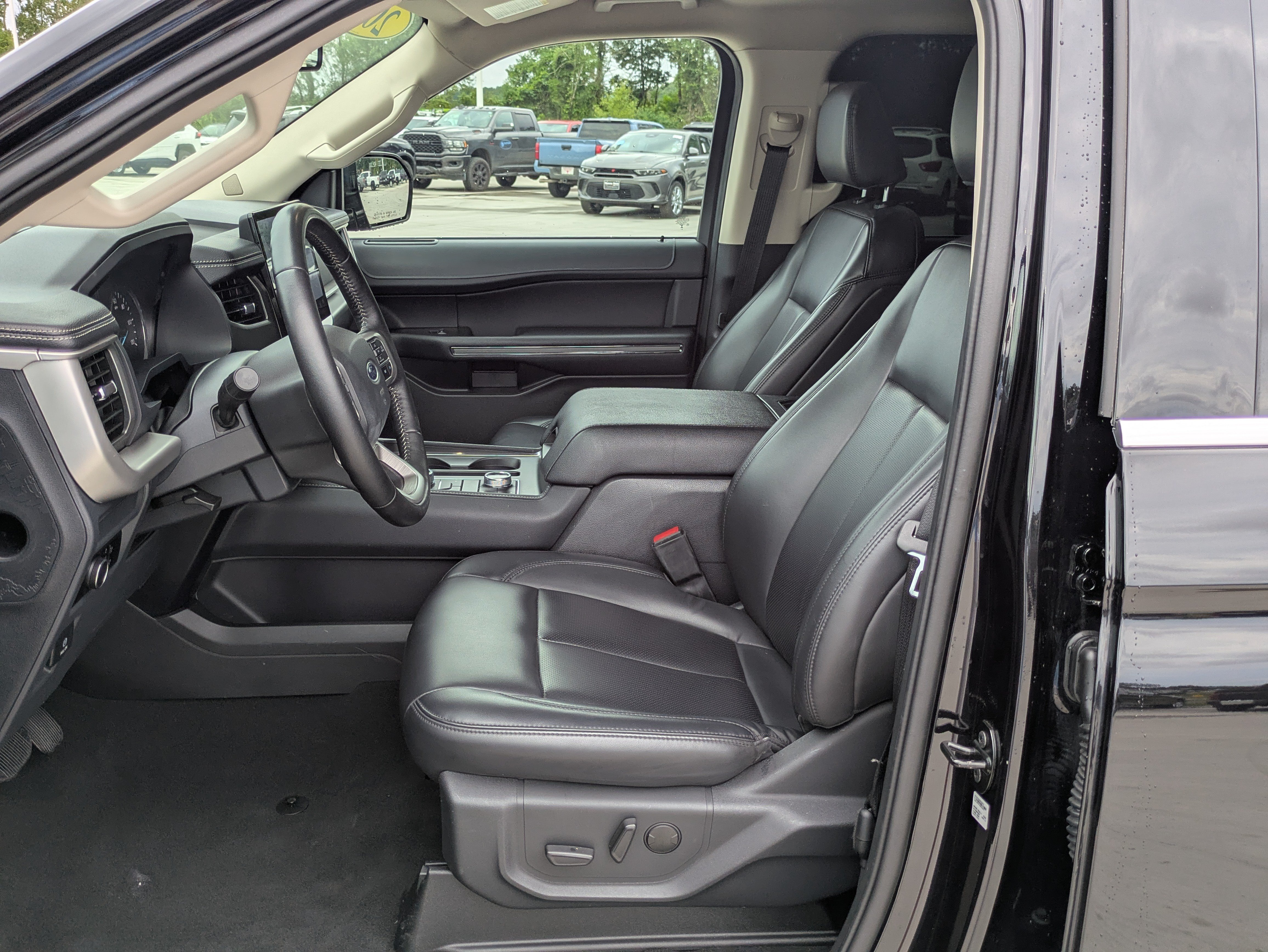 Used 2024 Ford Expedition XLT AWD/4WD image 10