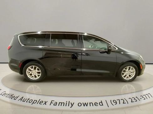 Used 2025 Chrysler Pacifica Select FWD image 6