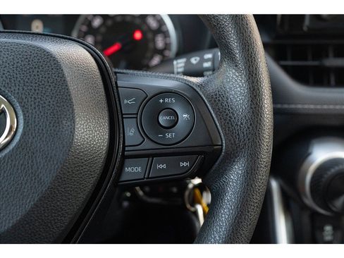 Used 2019 Toyota RAV4 LE FWD image 7