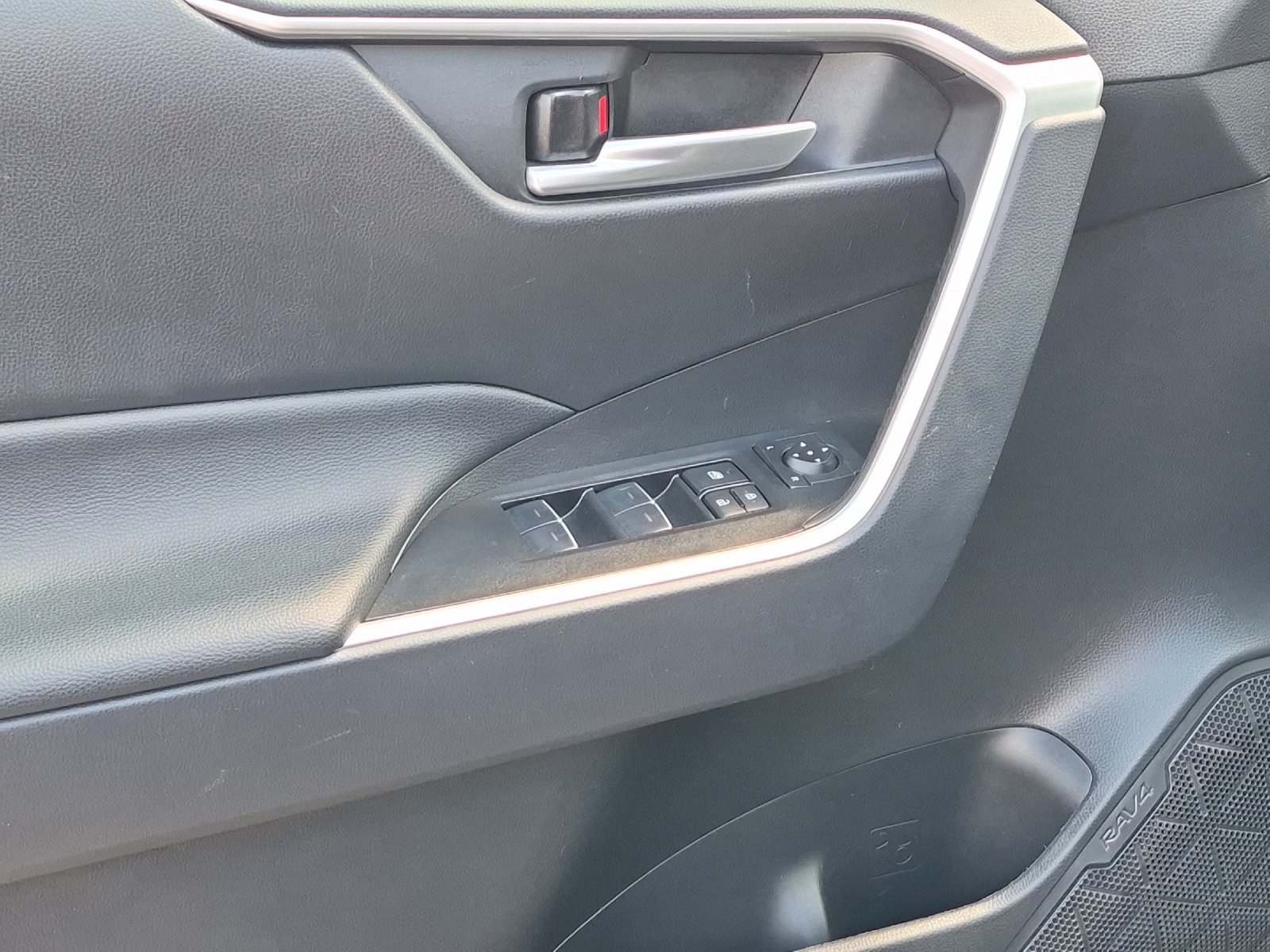 Certified 2025 Toyota RAV4 XLE FWD image 10
