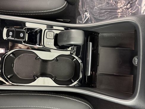 Used 2024 Volvo XC40 B5 Plus image 20