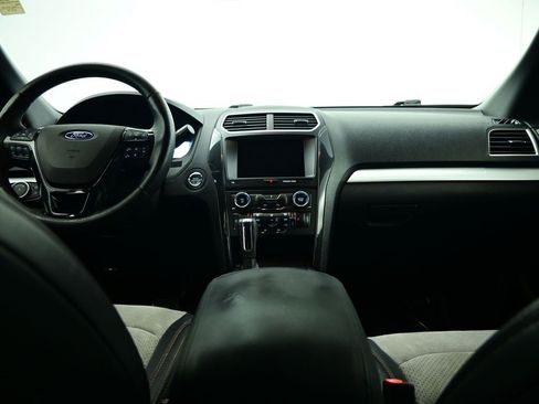 Used 2017 Ford Explorer XLT w/ Equipment Group 202A image 5