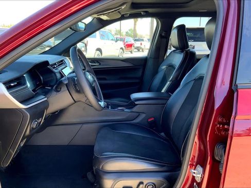 Used 2024 Jeep Grand Cherokee L Altitude image 8