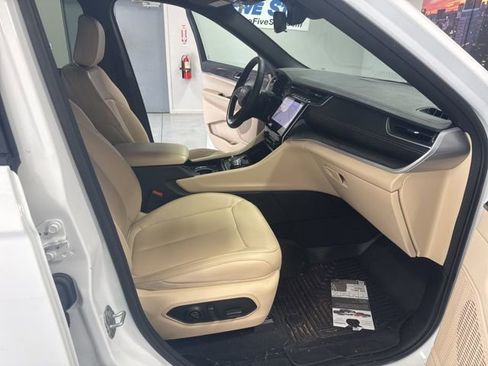 Used 2024 Jeep Grand Cherokee Limited image 19