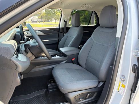 Used 2025 Ford Explorer Active AWD/4WD image 18