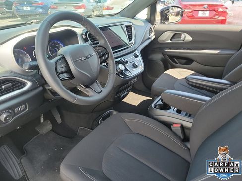 Used 2024 Chrysler Pacifica Touring FWD image 16