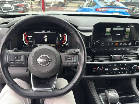 Used 2023 Nissan Pathfinder Platinum image 16