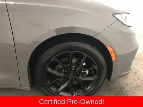 Used 2025 Chrysler Pacifica Limited image 51