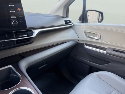 Used 2022 Toyota Sienna XLE image 19