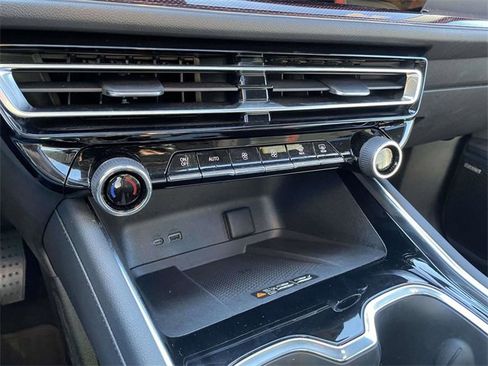 Used 2024 Chevrolet Traverse RS image 32