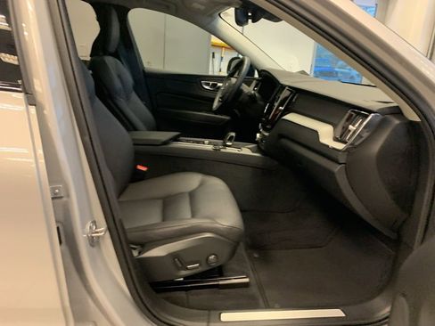 Used 2025 Volvo XC60 B5 Plus image 20