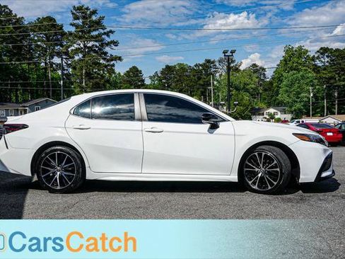 Used 2022 Toyota Camry SE FWD image 2
