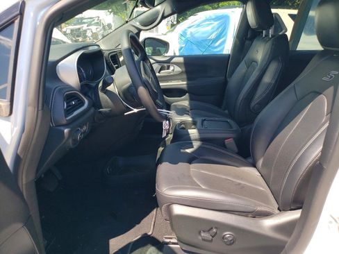 Used 2024 Chrysler Pacifica Limited FWD image 5