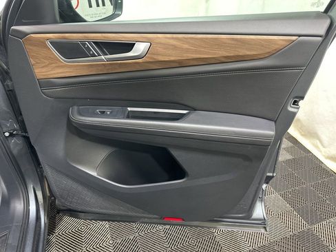 Used 2025 Volkswagen Atlas SE image 11