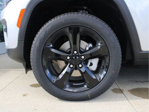 New 2025 Jeep Grand Cherokee Limited w/ Black Appearance Package image 37