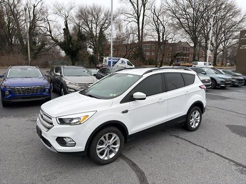 Used 2018 Ford Escape SE w/ SE Sync 3 Package image 3