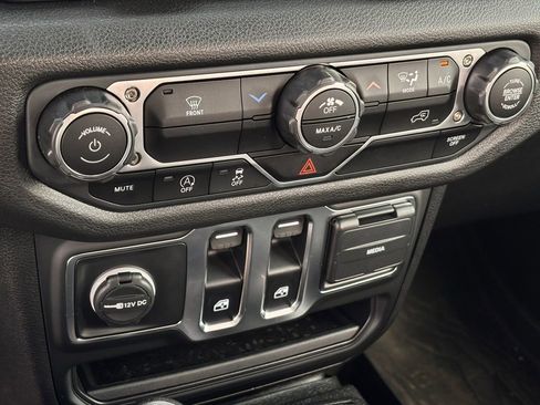 Used 2025 Jeep Wrangler Sport AWD/4WD image 18