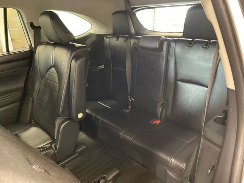 Used 2023 Toyota Highlander XLE AWD/4WD image 11